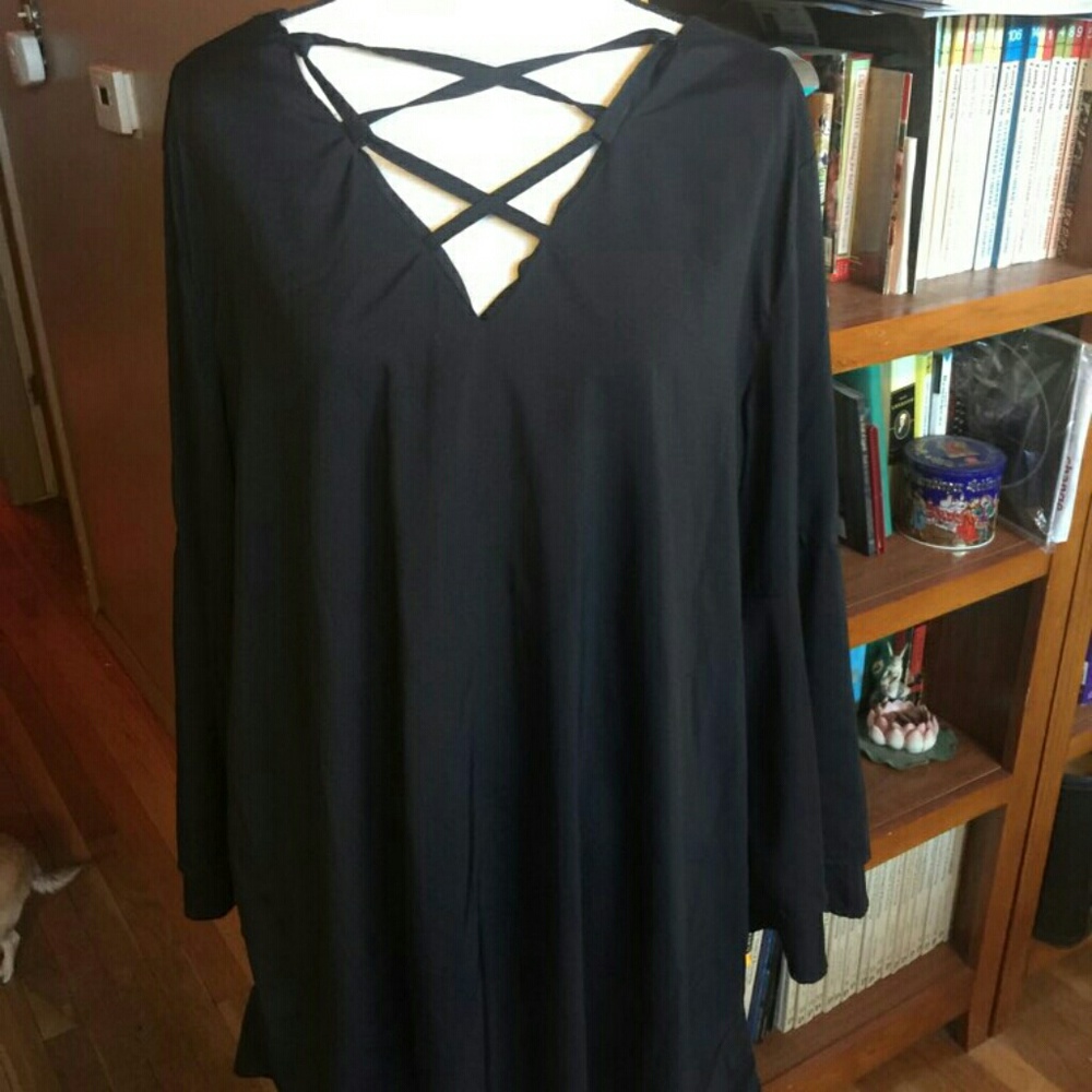 Black criss-cross v-neck